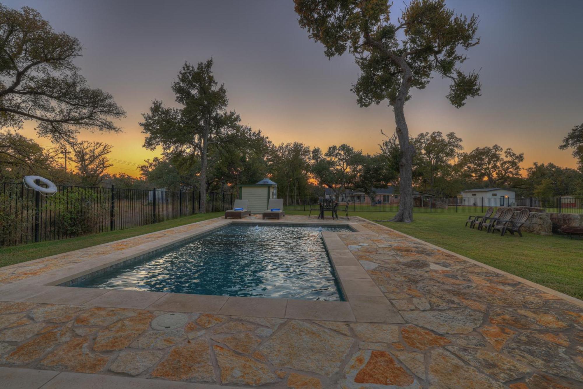 Upscale Home With Pool And Firepit - Close To Mercer St! Dripping Springs Exterior photo