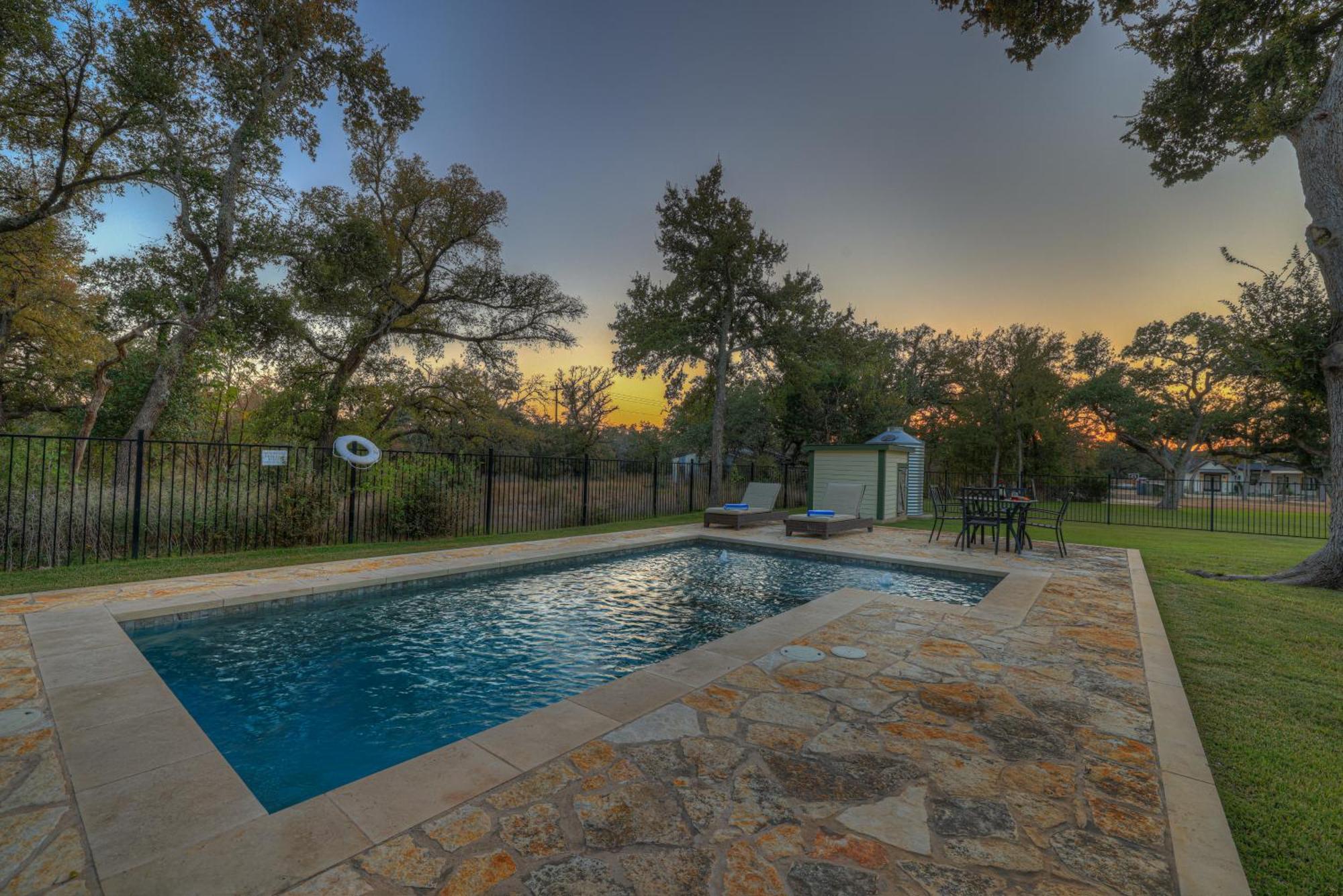 Upscale Home With Pool And Firepit - Close To Mercer St! Dripping Springs Exterior photo