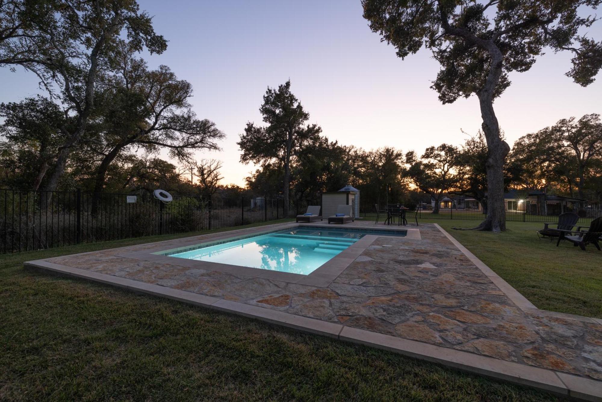 Upscale Home With Pool And Firepit - Close To Mercer St! Dripping Springs Exterior photo