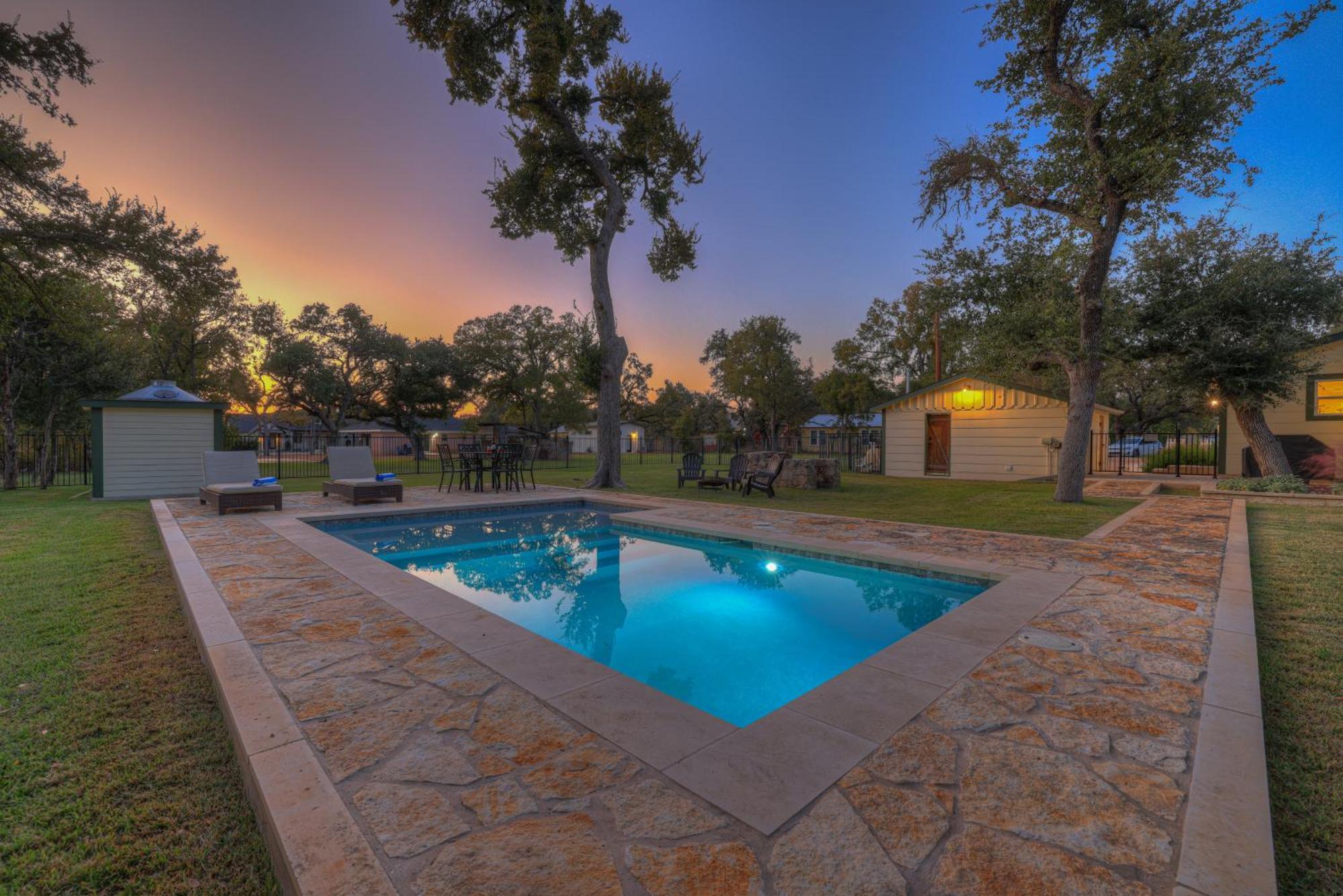 Upscale Home With Pool And Firepit - Close To Mercer St! Dripping Springs Exterior photo