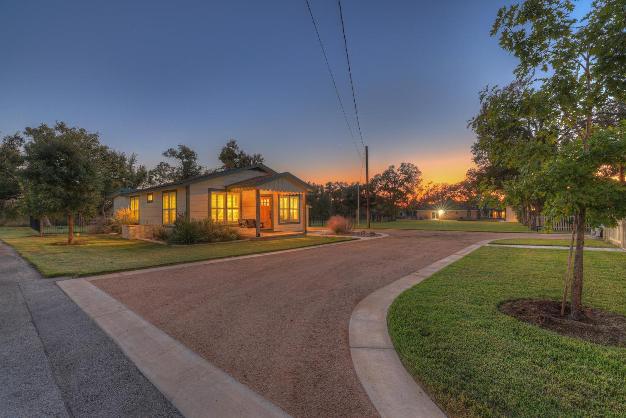 Upscale Home With Pool And Firepit - Close To Mercer St! Dripping Springs Exterior photo
