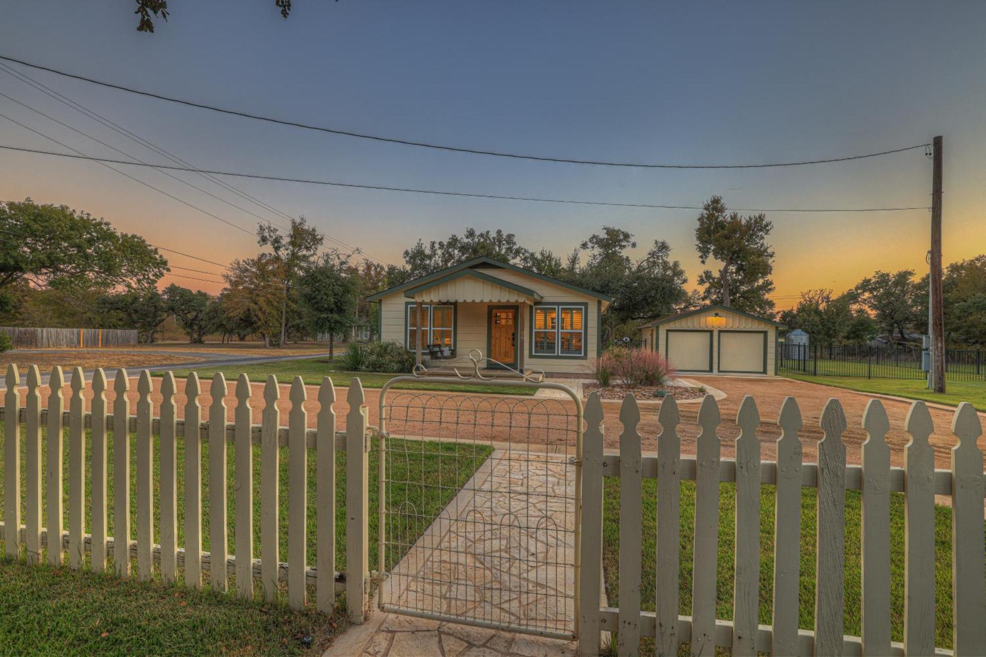 Upscale Home With Pool And Firepit - Close To Mercer St! Dripping Springs Exterior photo