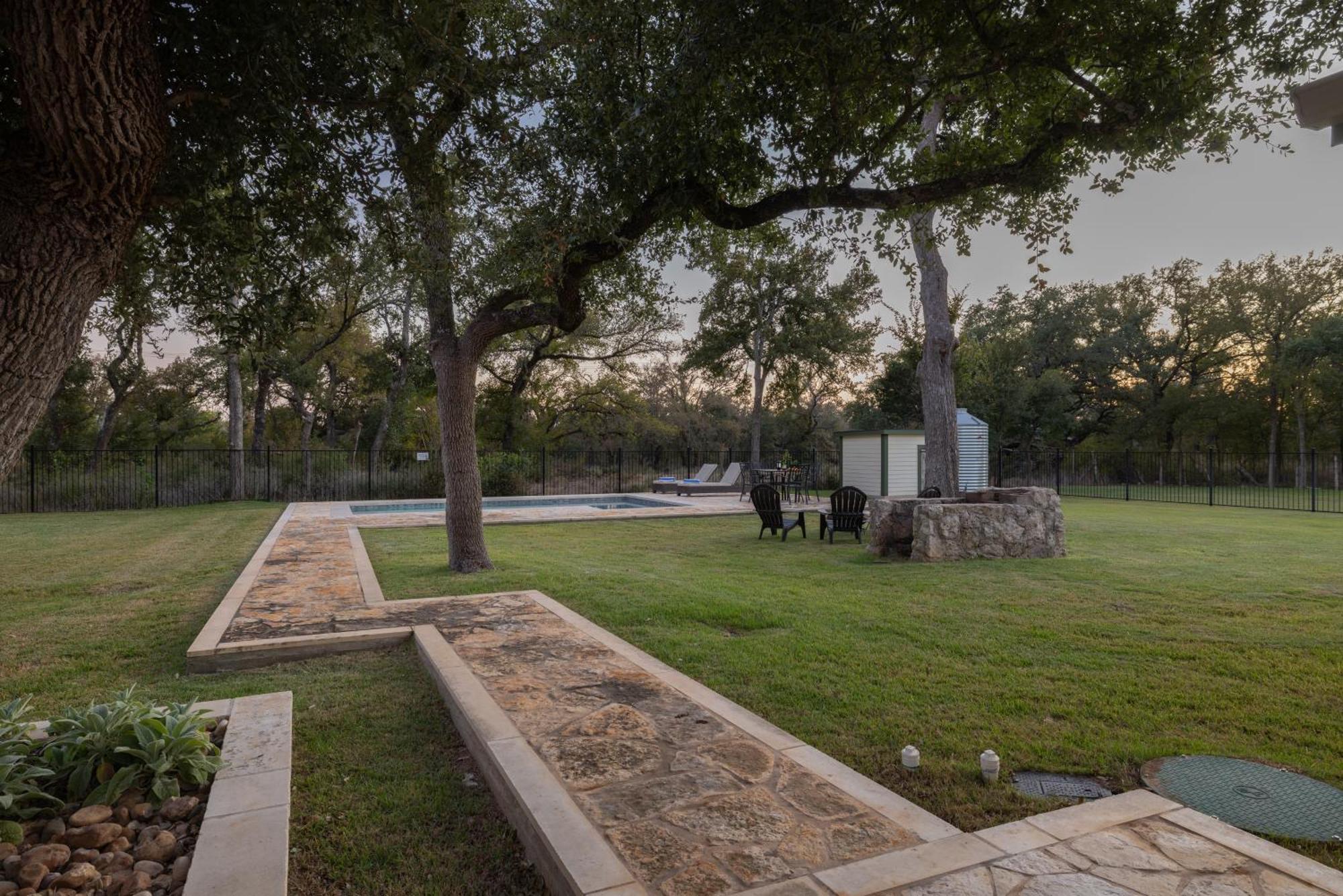 Upscale Home With Pool And Firepit - Close To Mercer St! Dripping Springs Exterior photo